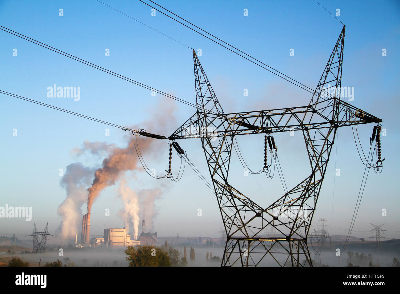 Silhouette di alta tensione elettrica struttura polo Foto Stock
