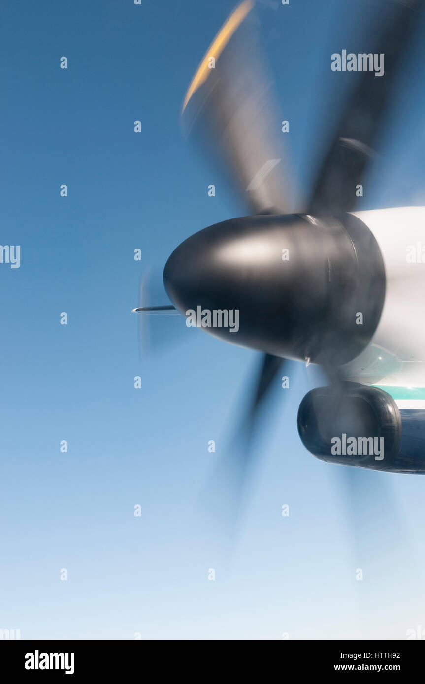 La filatura elica su un aereo con il blu del cielo Foto Stock