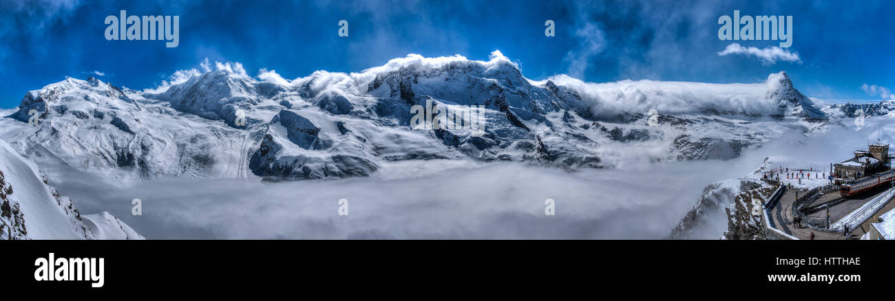 Non capita spesso che si arriva a sedersi un treno che passa attraverso le nuvole e oltre ma per un piuttosto sostanziale prezzo, si può sperimentare che sul Foto Stock