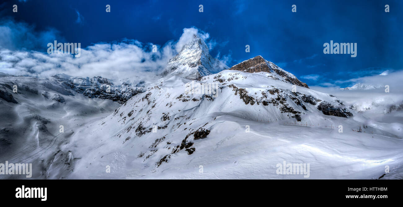 L'icona della Svizzera, il Cervino, in Zermatt. Essa può essere la più alta montagna ma è certamente uno dei più unico e bellissimo. Foto Stock
