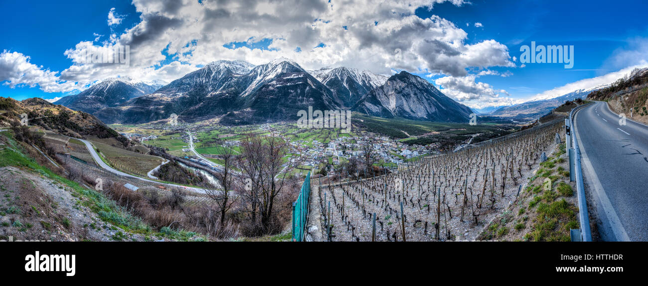 Il punto molto panoramico canton Vallese dove i vigneti sono spesso visibili lungo le strade. Foto Stock