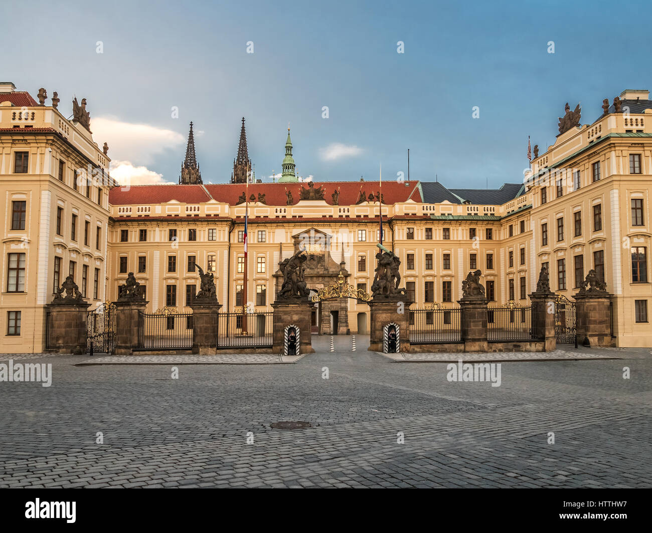 Praga, Repubblica Ceca - 6 Marzo 2017: cancello di ingresso del Castello di Praga, con due guardie nella parte anteriore, Praga, Repubblica Ceca Foto Stock