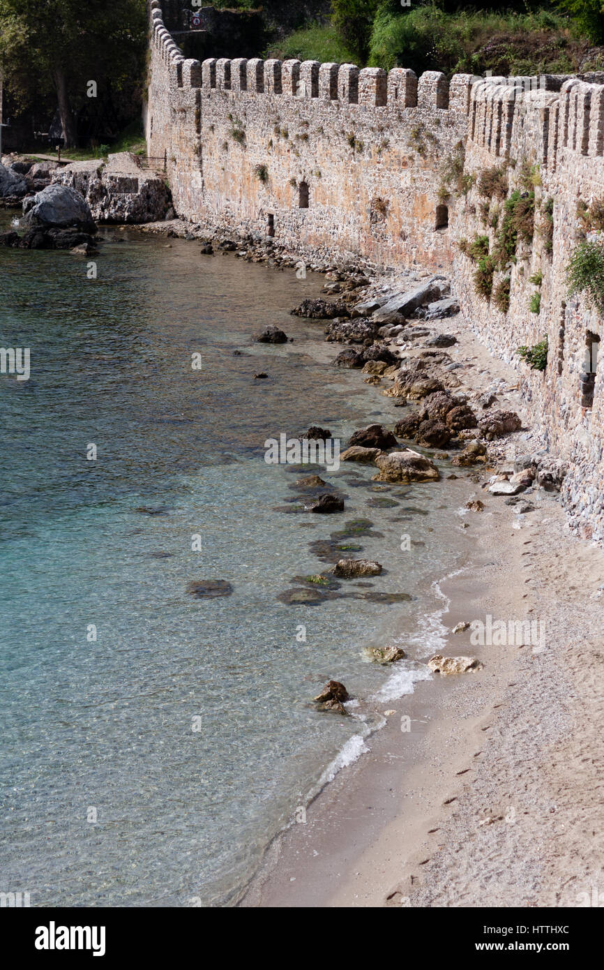 Il castello medievale di parete di Alanya in Turchia dal mare turchese layout verticale Foto Stock