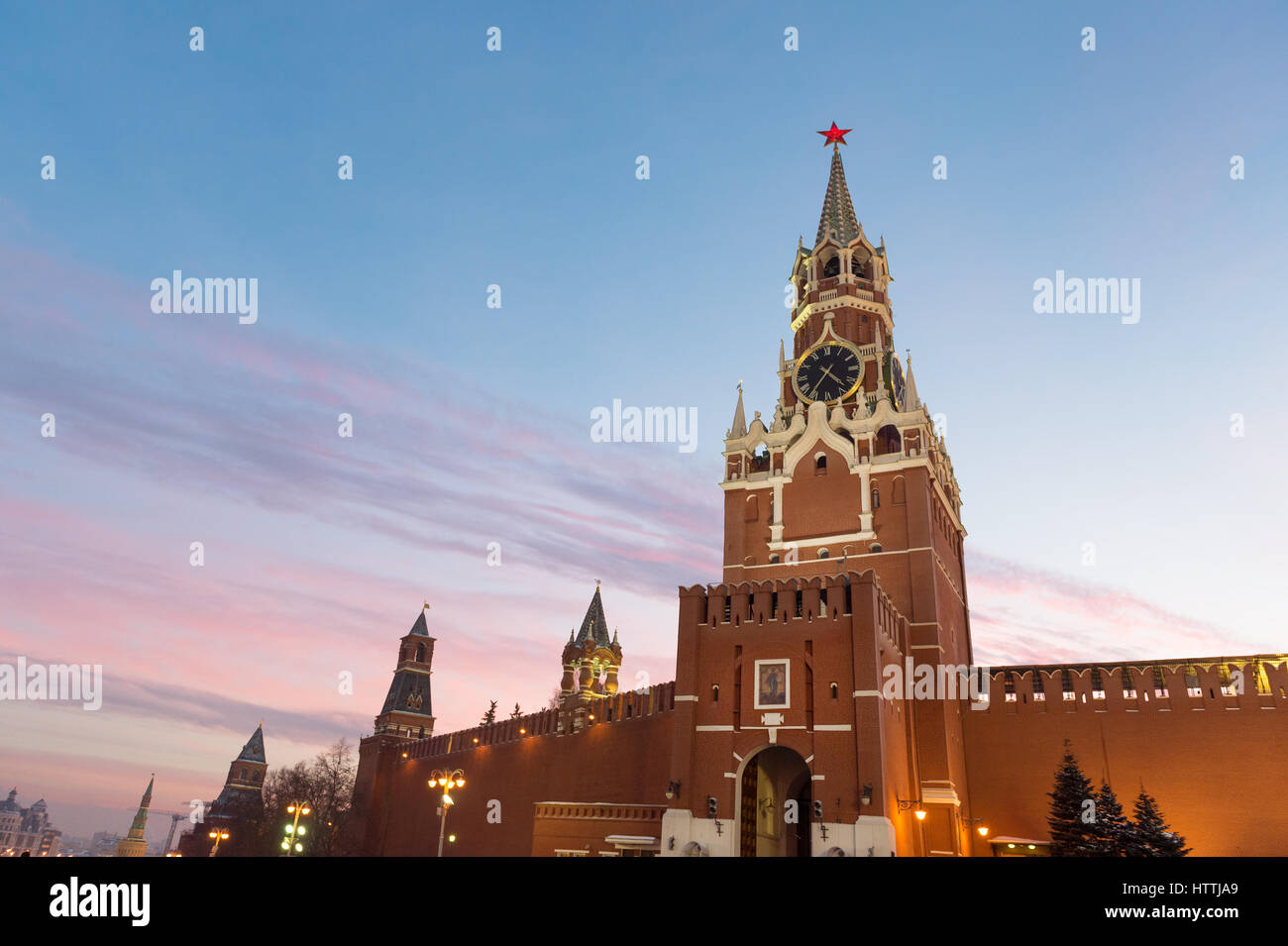 Vista iconica della torre Spasskaya del Cremlino dalla Piazza Rossa al tramonto Foto Stock