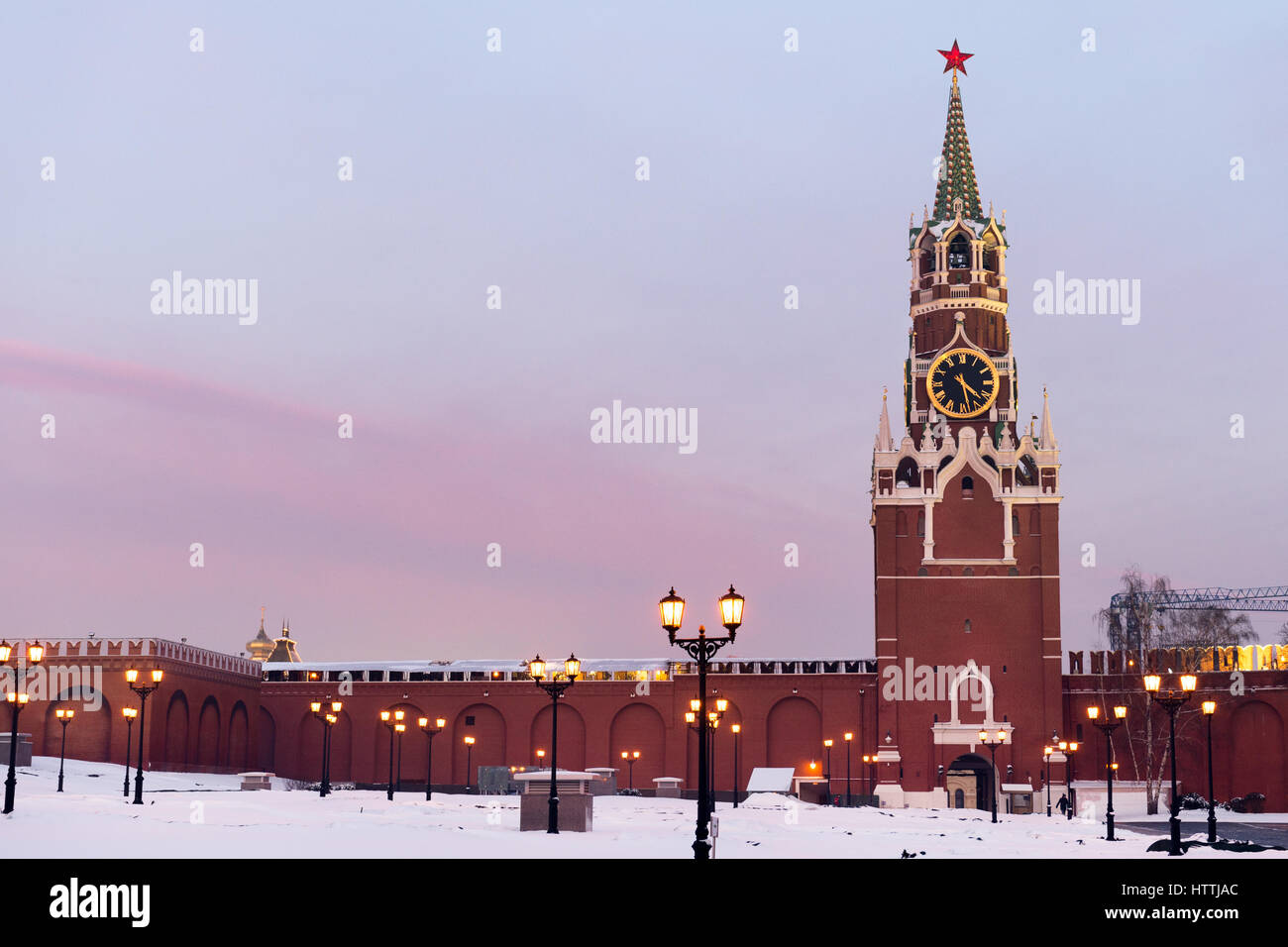 Vista iconica della torre Spasskaya e pareti del Cremlino al tramonto, Mosca Foto Stock