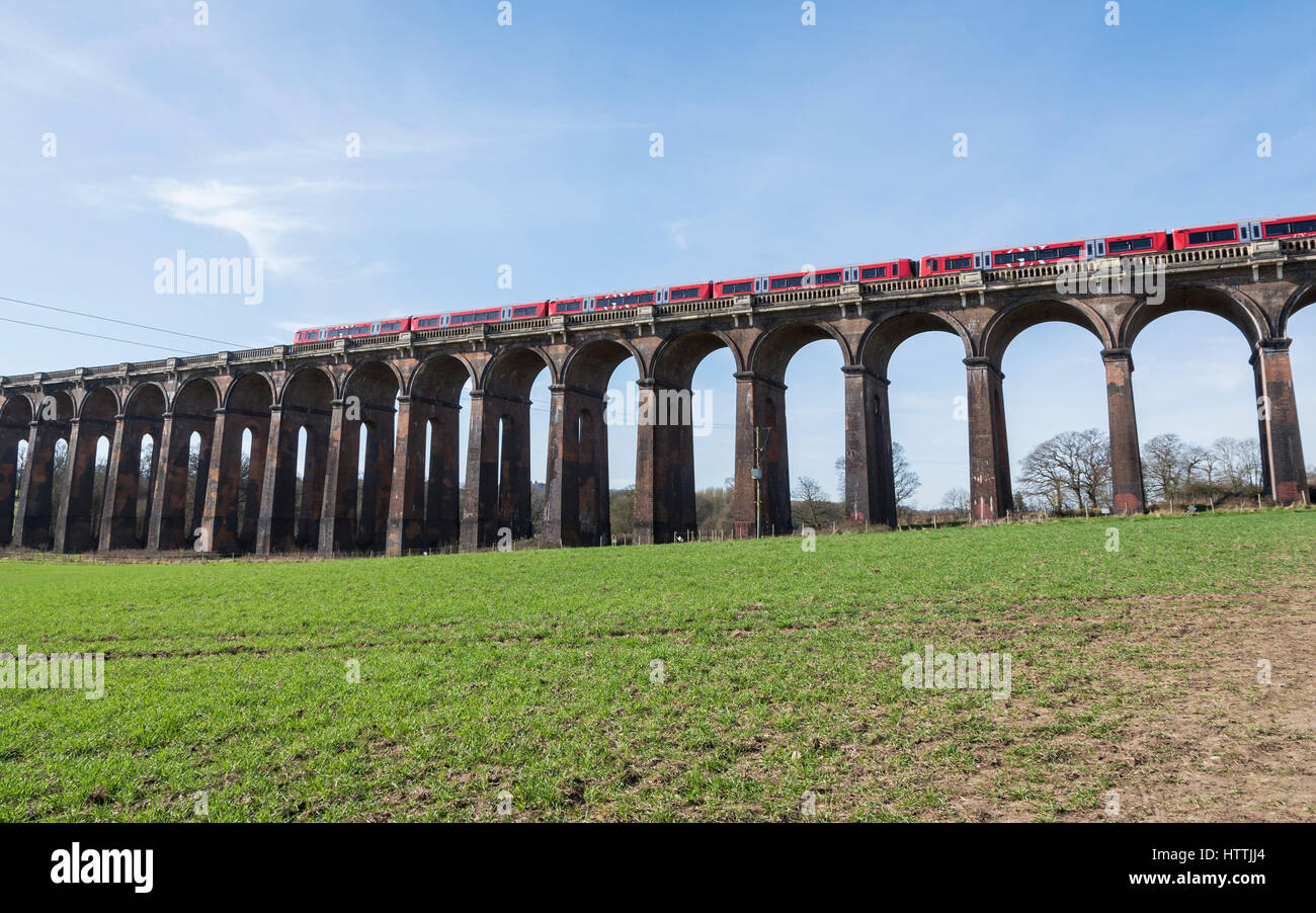 Vista del treno Gatwick Express viaggia su Ouse Valley (Balcombe) viadotto, West Sussex, Regno Unito Foto Stock