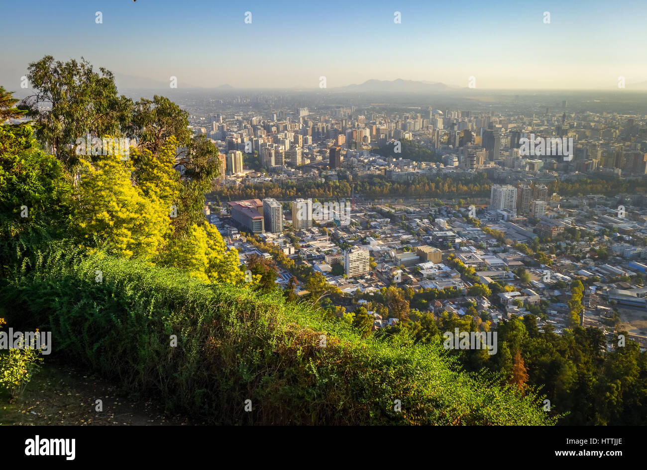 Città di Santiago vista aerea al tramonto, Cile Foto Stock