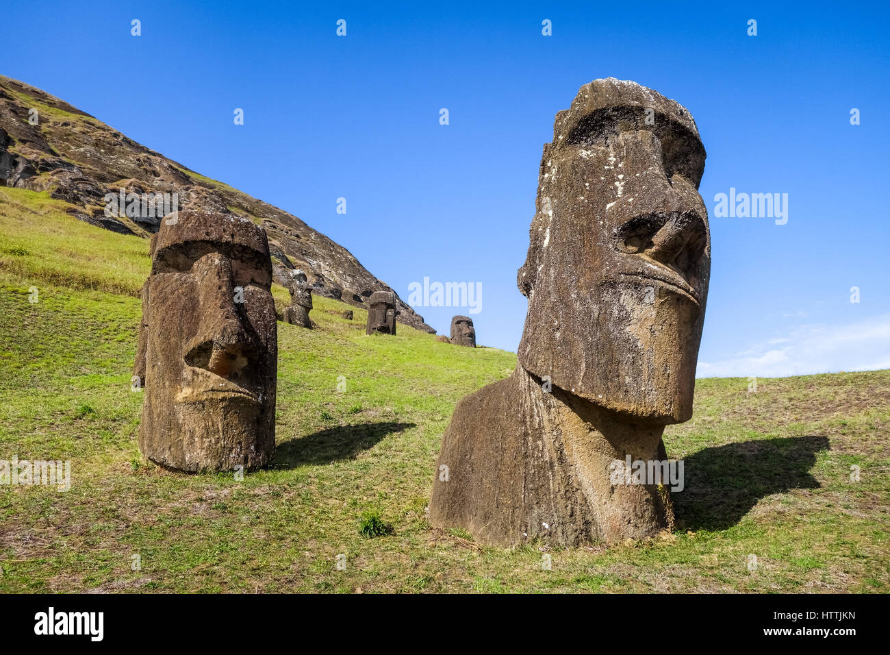 Moais statue sul Rano Raraku vulcano, l'isola di pasqua, Cile Foto Stock