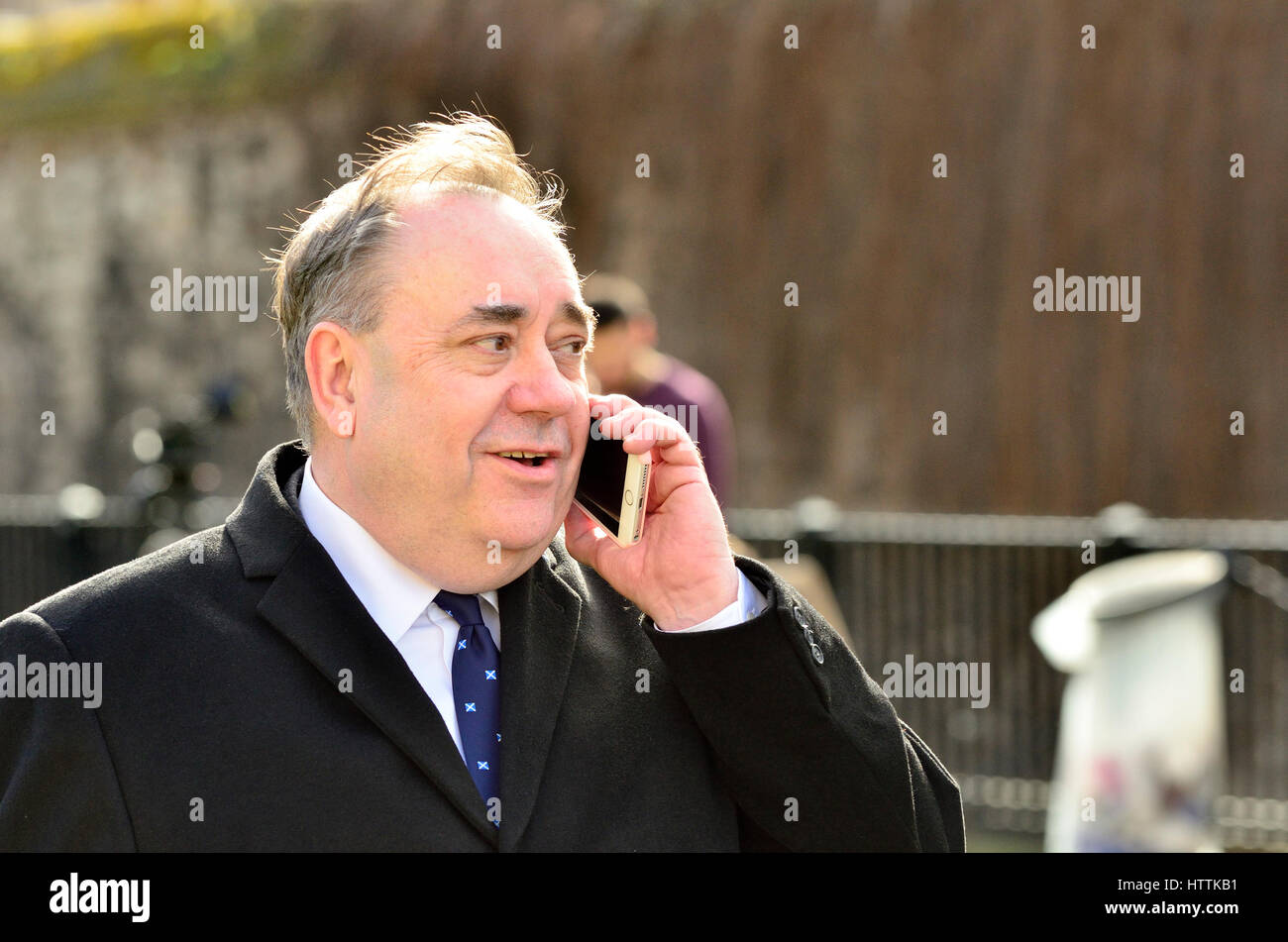Alex Salmond MP su College Green, parlando sul suo telefono cellulare Marzo 2017 Foto Stock