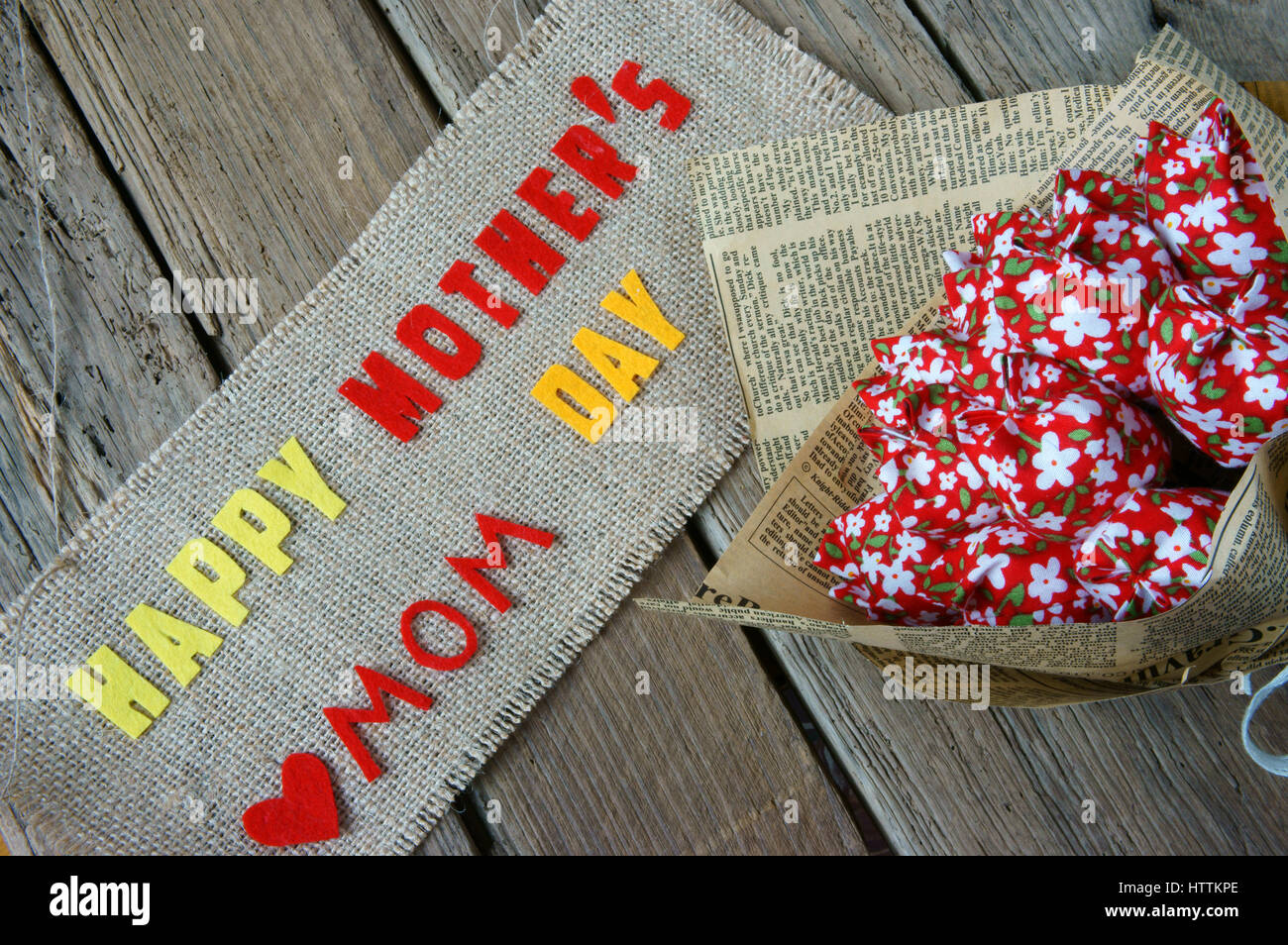 Felice Festa della mamma con ti amo mamma messaggio, idea dal tessuto colorato starfish su sfondo di legno, bel fiore, abstract texture di legno, Foto Stock
