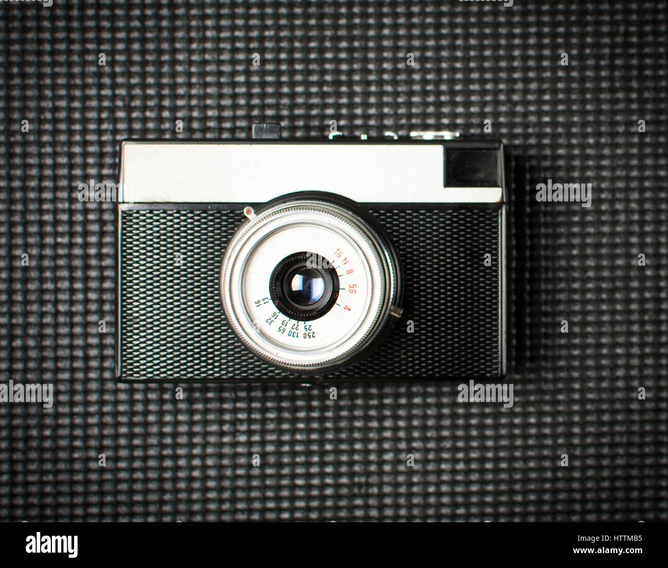 Film Vintage fotocamera su scuro dello sfondo in gomma Foto Stock
