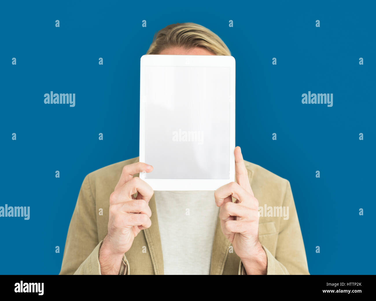 L'uomo tenendo su Tablet che ricopre la faccia Foto Stock L'uomo tenendo su Tablet che ricopre la faccia Foto Stock