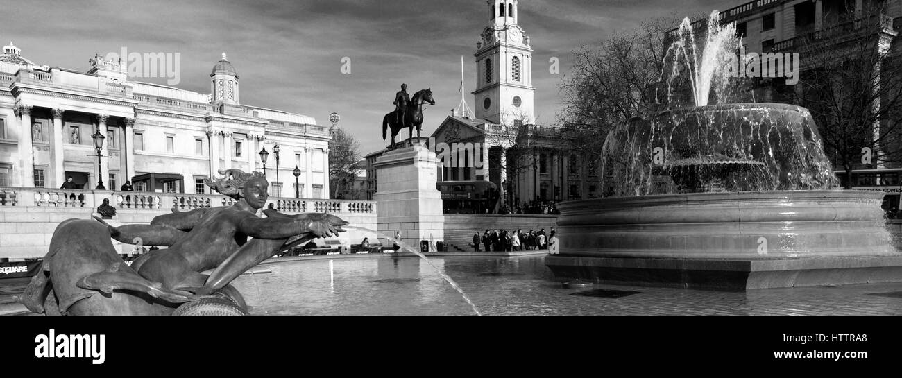 Le fontane di acqua con i turisti, Trafalgar Square, City Of Westminster, Inghilterra, London, Regno Unito Foto Stock