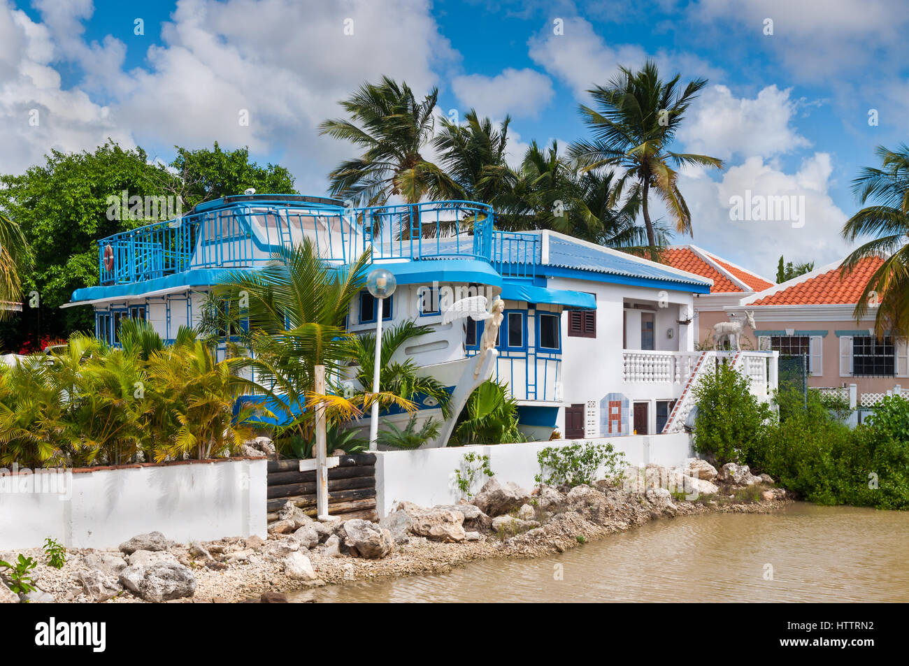 Kralendijk, Bonaire - 2 Dicembre 2011: La villa è stata costruita come una barca in Kralendik su Bonaire, Antille olandesi a Dicembre 2, 2011. Foto Stock