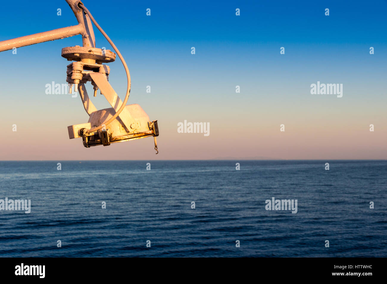 Canale di Piombino incrocio con ferry boat in estate Foto Stock