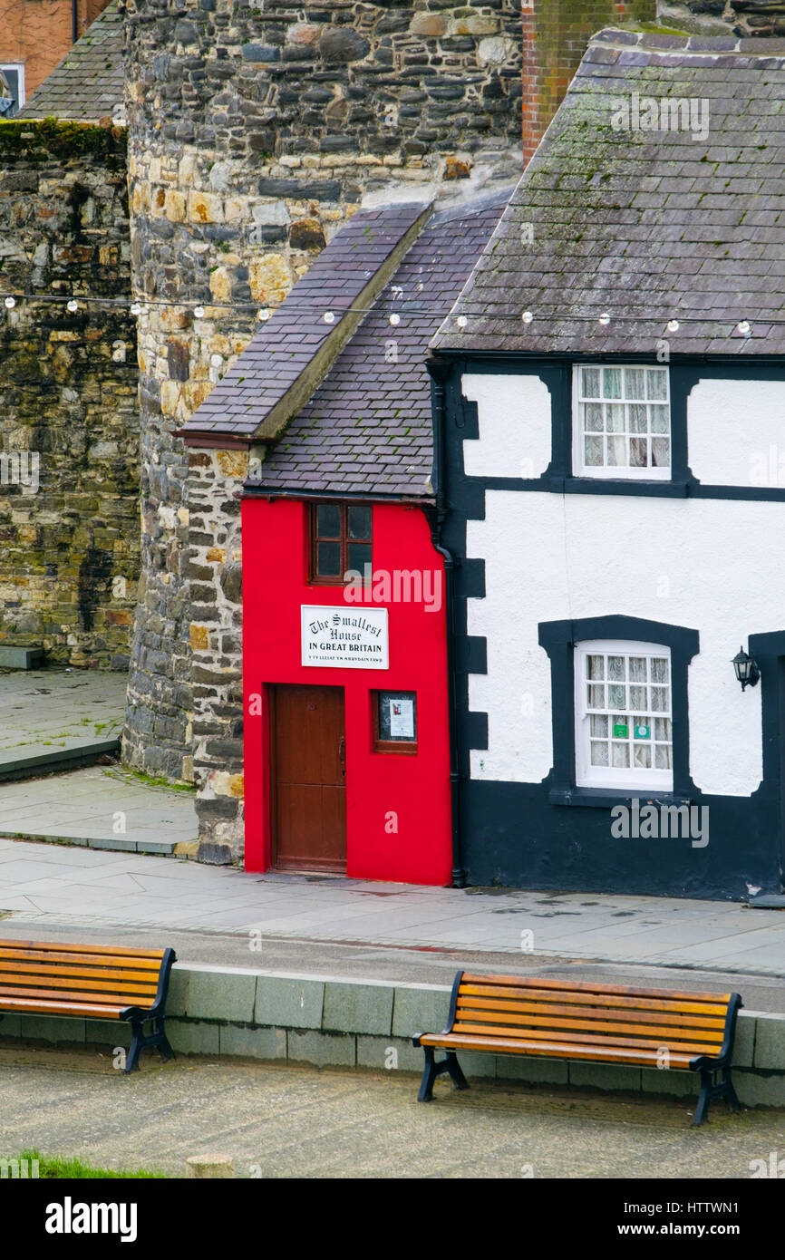 Piccolo rosso Quay House è la più piccola casa in Gran Bretagna con le mura della città sulla banchina a Conwy, Wales, Regno Unito, Gran Bretagna Foto Stock