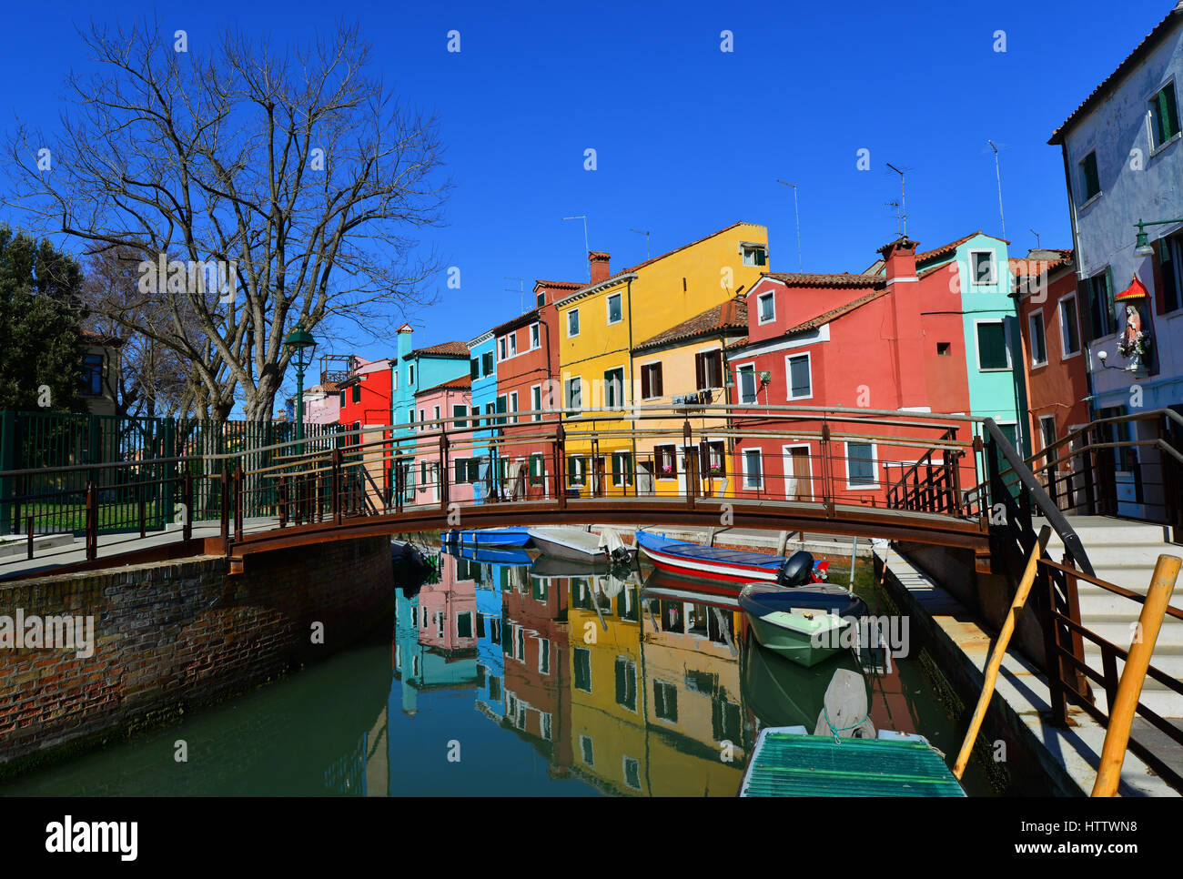 Isola di Burano caratteristiche case colorate vicino Venezia Foto Stock