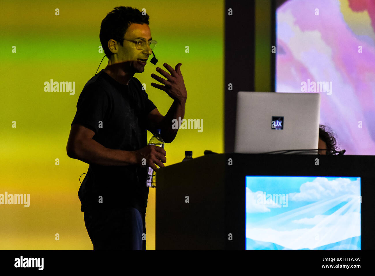 Stiven Kerestegian durante la terza e ultima giornata di conferenze del FID 7, 'Festival Internacional de Diseño' in La Antigua Aduana, San José di Costa Rica Foto Stock