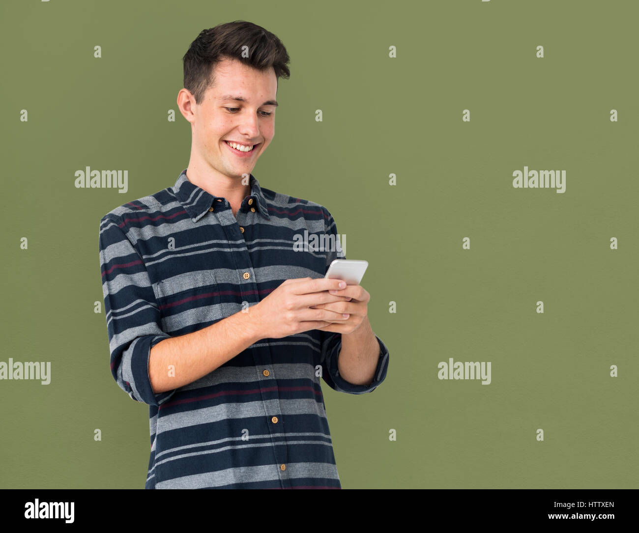 Giovane uomo utilizzando Phone sorriso felice Foto Stock