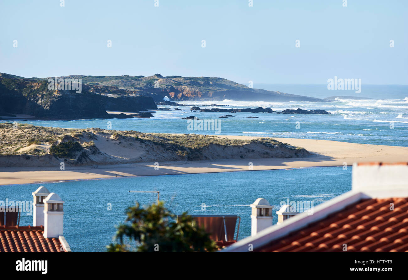 Vista sul Fiume mira alla spiaggia Praia das Furnas, Vila nova de Milfontes, Alentejo, Portogallo Foto Stock