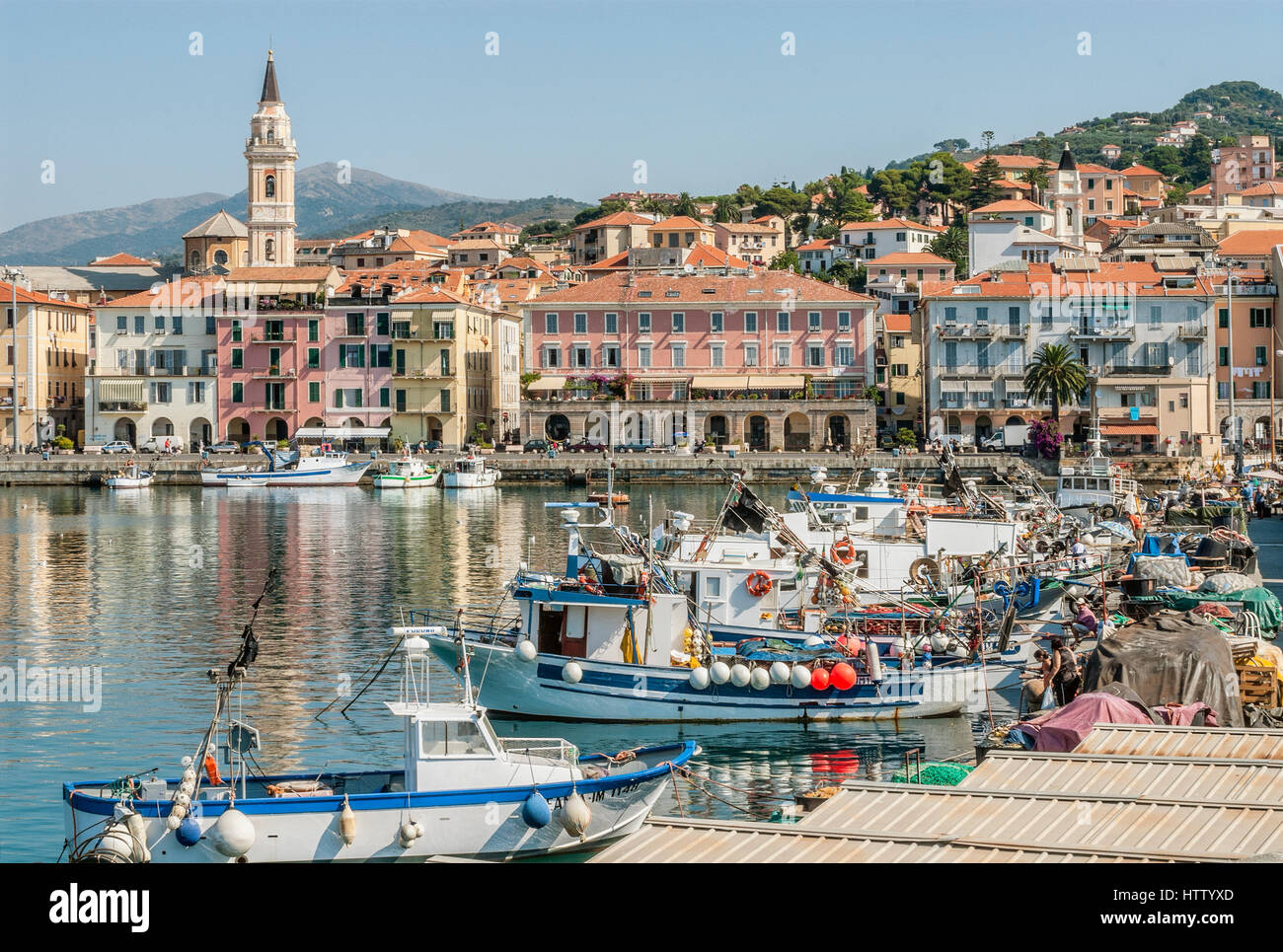 Barche da pesca nel porto di fronte alla città vecchia di Oneglia a Imperia presso la costa ligure, a nord-ovest dell'Italia. Foto Stock