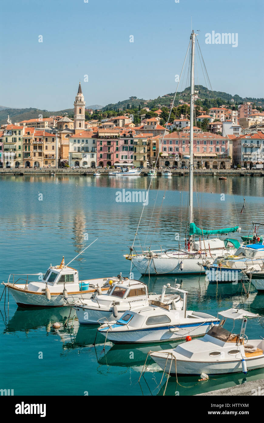 Barche da pesca nel porto di fronte alla città vecchia di Oneglia a Imperia presso la costa ligure, a nord-ovest dell'Italia. Foto Stock