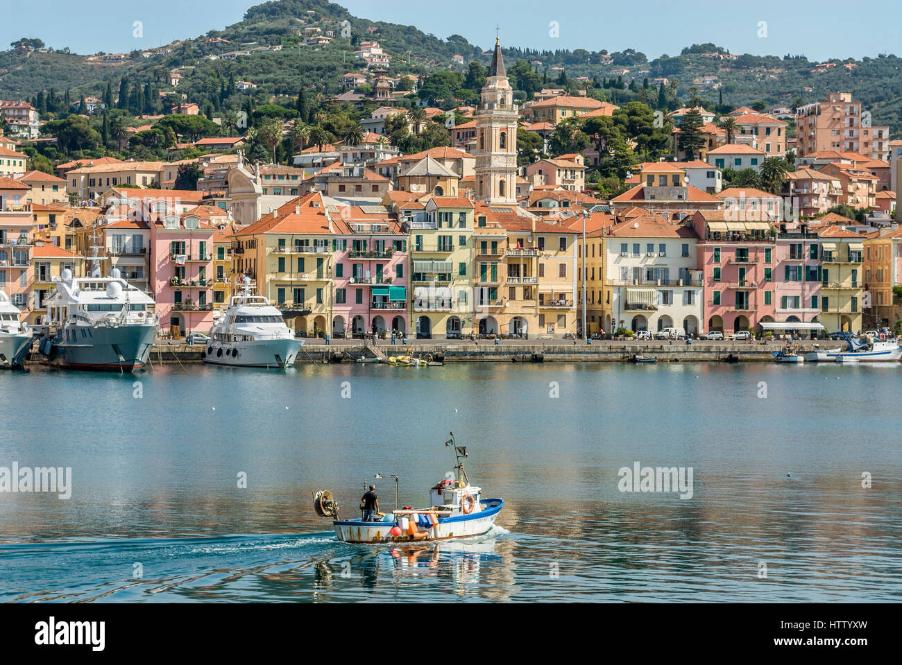 Barche da pesca nel porto di fronte alla città vecchia di Oneglia a Imperia presso la costa ligure, a nord-ovest dell'Italia. Foto Stock
