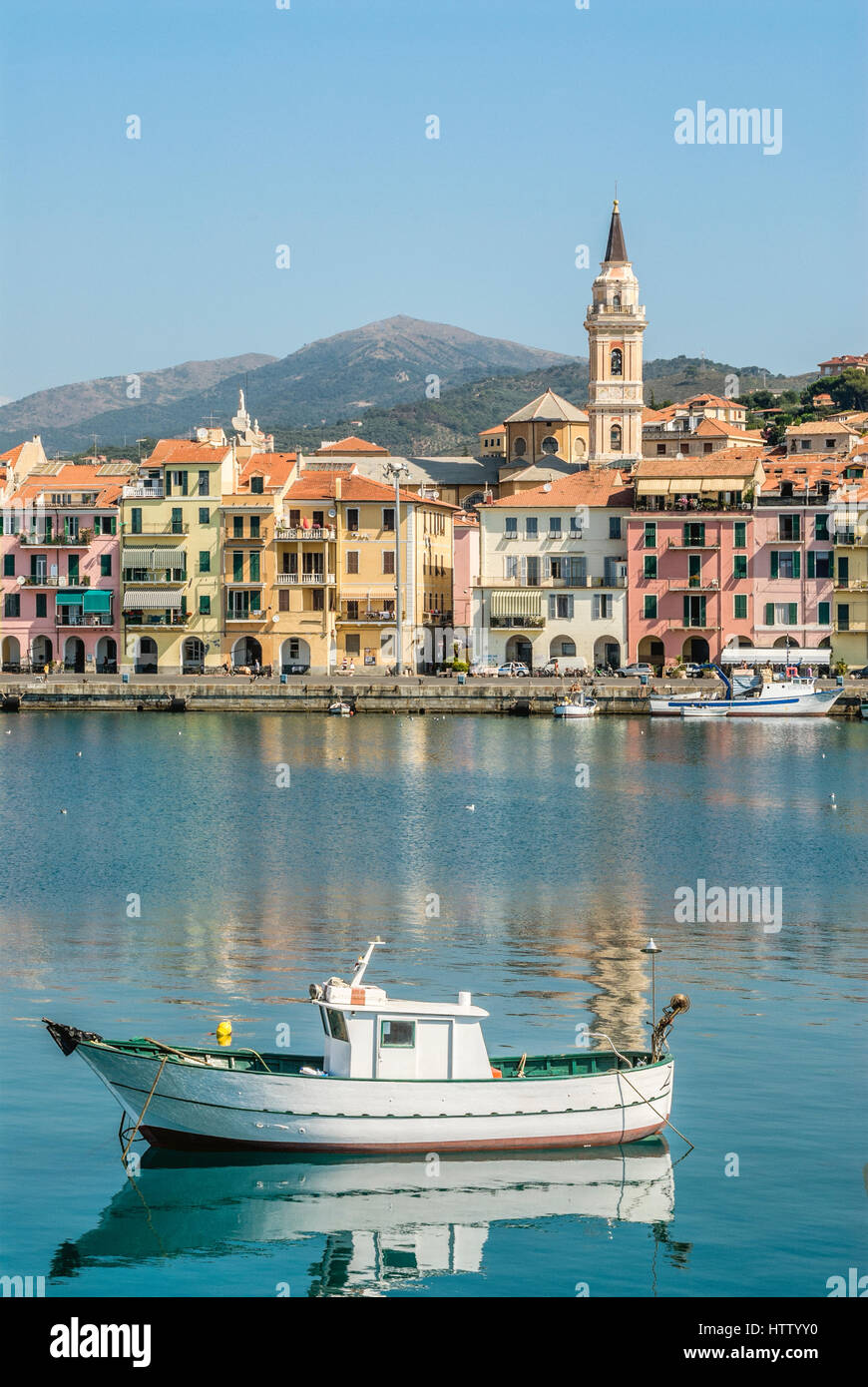 Barche da pesca nel porto di fronte alla città vecchia di Oneglia a Imperia presso la costa ligure, a nord-ovest dell'Italia. Foto Stock