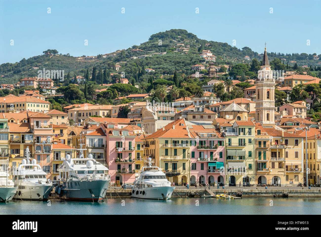 Yacht di lusso di fronte alla città vecchia nel porto di Oneglia di Imperia Liguria, Italia. Foto Stock