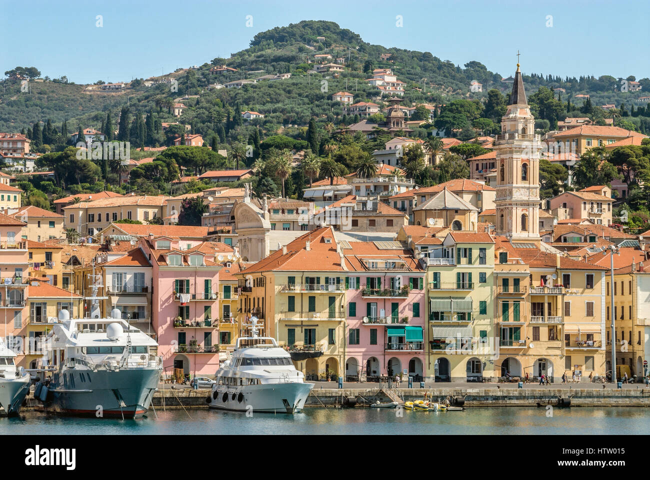 Yacht di lusso di fronte alla città vecchia nel porto di Oneglia di Imperia Liguria, Italia. Foto Stock