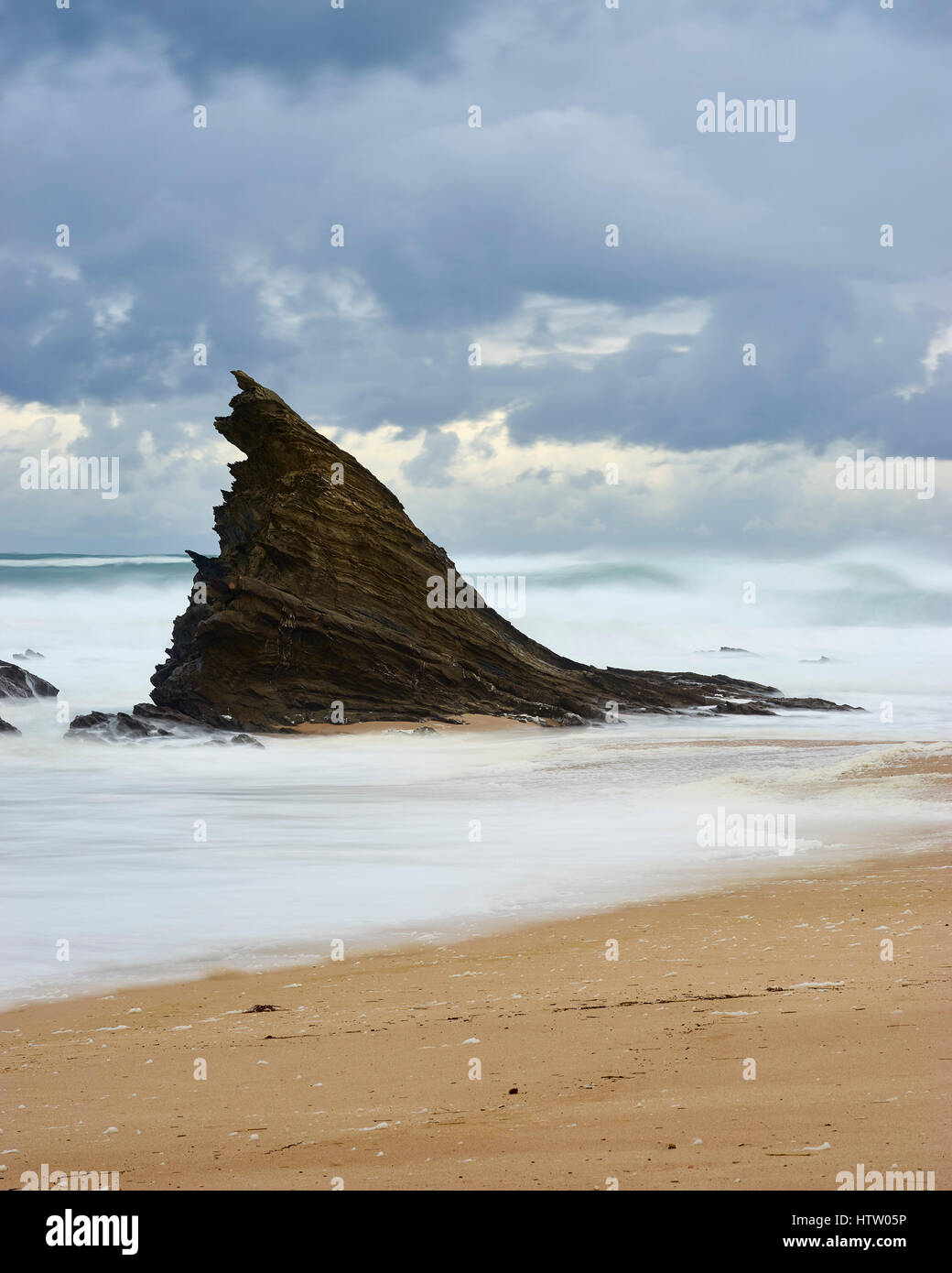 Stack di mare e il mare agitato a Praia da Samonqueira, Porto Covo, Alentejo, Portogallo Foto Stock