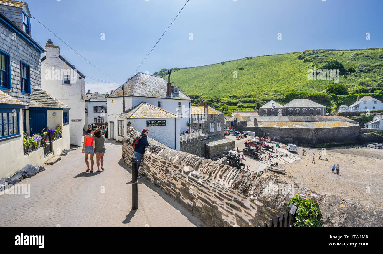 Regno Unito, Sud Ovest Inghilterra, Cornwall, Port Isaac, vista del porto spiaggia ghiaiosa da Fore Street Foto Stock