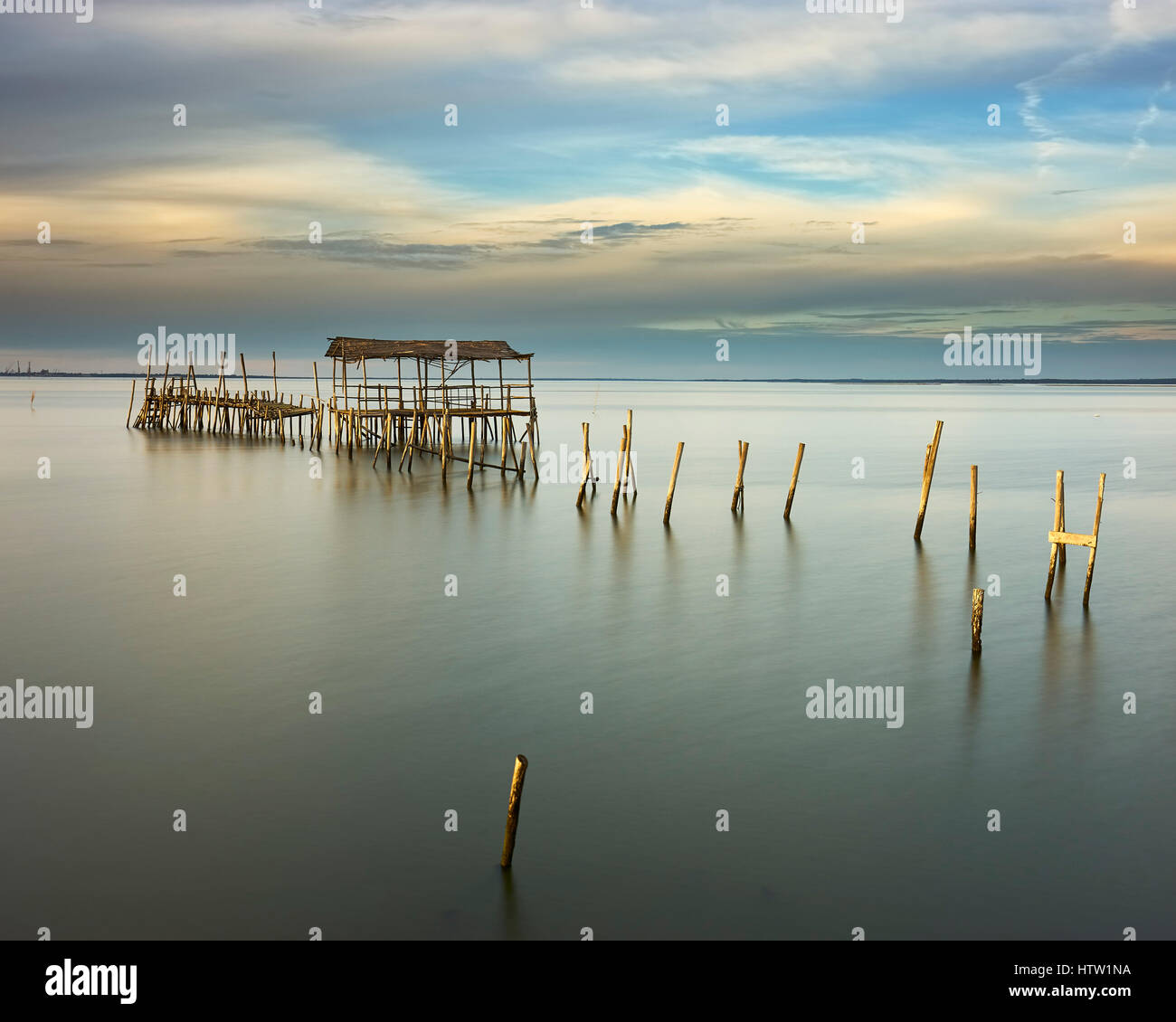 Abbandonati i pescatori tradizionali di pontili in legno, Cais Palafitico, Carrasqueira, Alentejo, Portogallo. Foto Stock