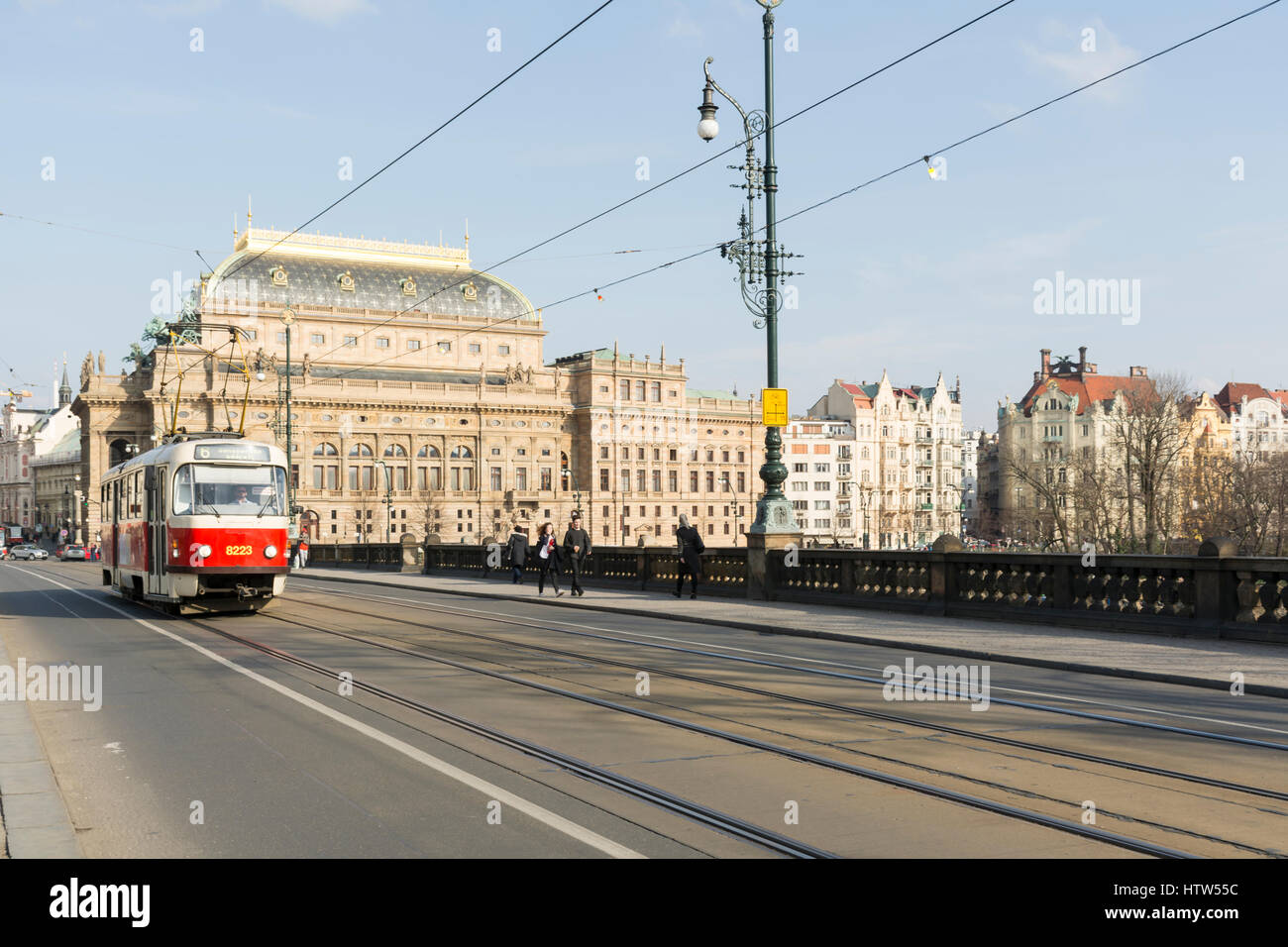 Una fermata del tram che attraversa la legione ponte di Praga, con il Teatro Nazionale di sfondo. Praga, Repubblica Ceca Foto Stock