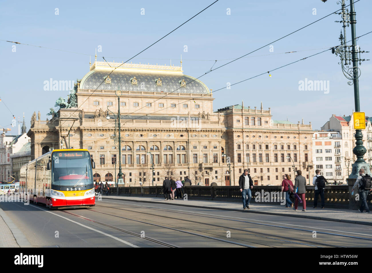 Una fermata del tram che attraversa la legione ponte di Praga, con il Teatro Nazionale di sfondo. Praga, Repubblica Ceca Foto Stock