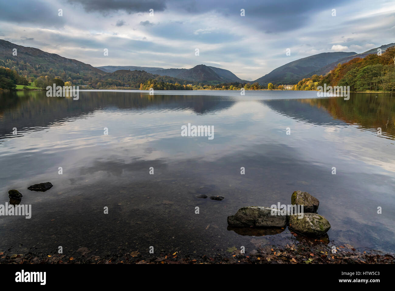 Grasmere nel distretto dei laghi in Cumbria, Inghilterra nord-occidentale. Foglie dorate di Auntumn. Foto Stock