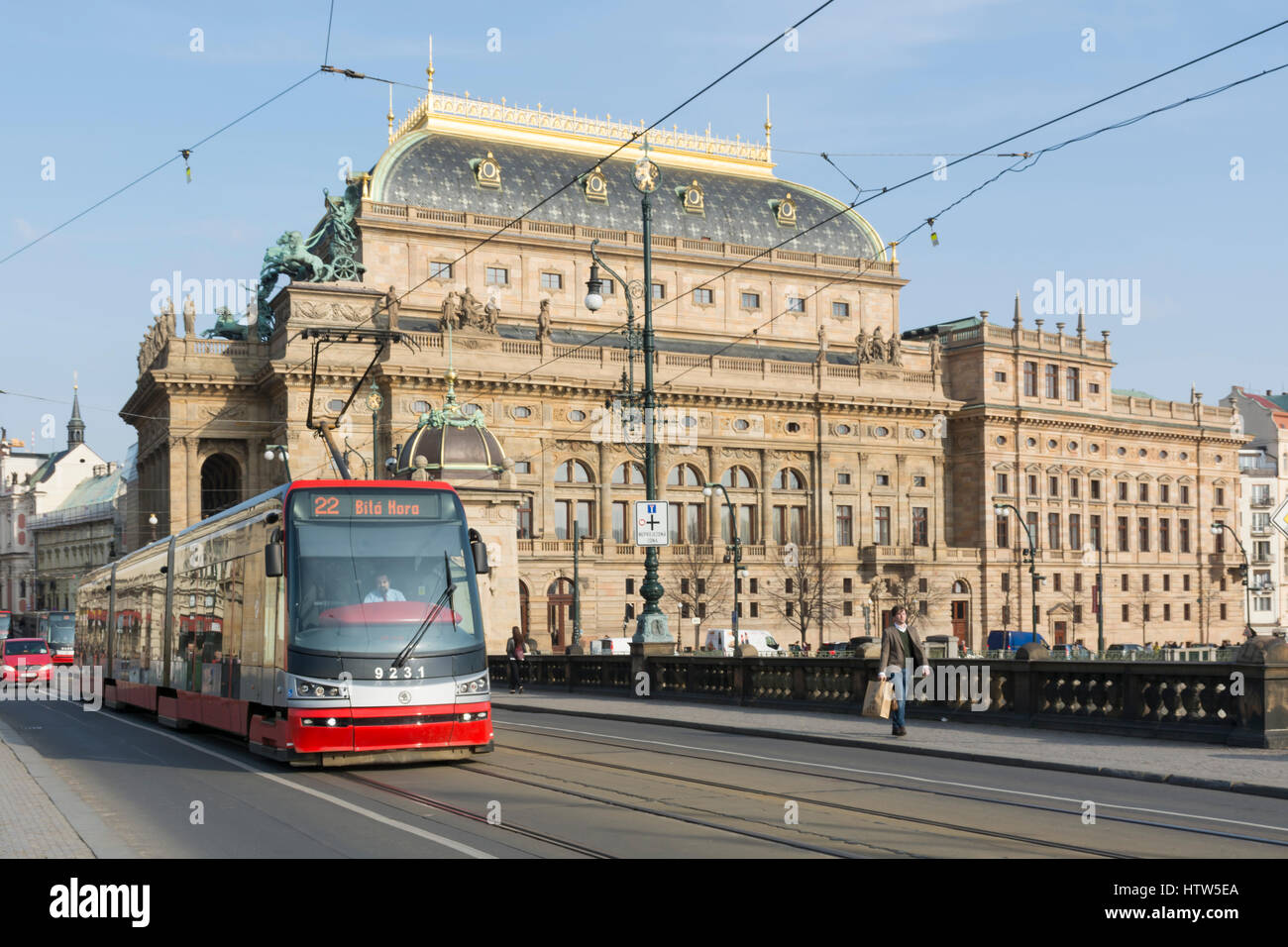Il Tram 22 attraversando la legione ponte di Praga, con il Teatro Nazionale di sfondo. Praga, Repubblica Ceca Foto Stock