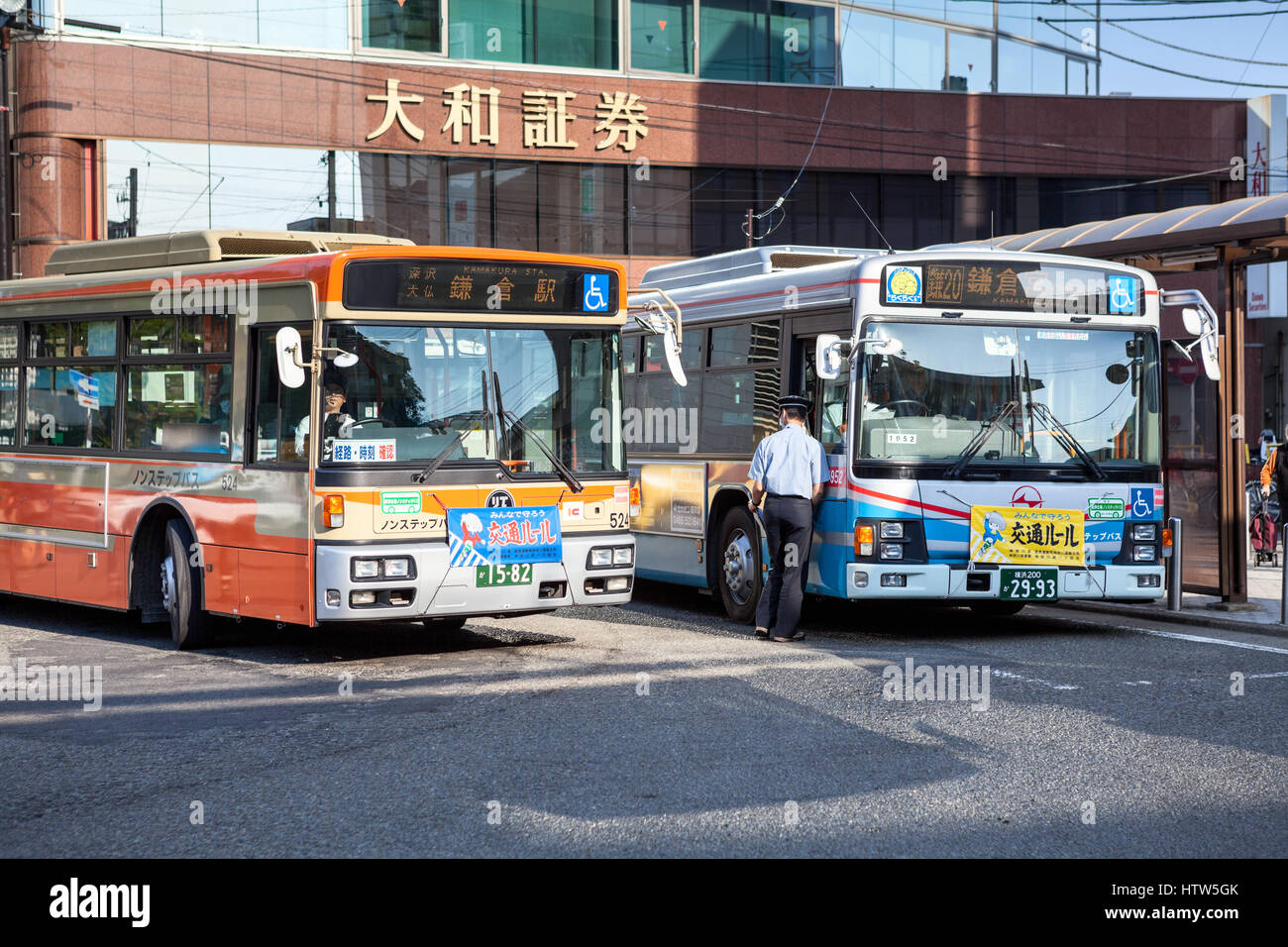 KAMAKURA, Giappone - CIRCA APR, 2013: stazione centrale degli autobus è nella città di Kamakura nella Prefettura di Kanagawa. Il servizio di autobus è operatore di Enoshima Ele Foto Stock