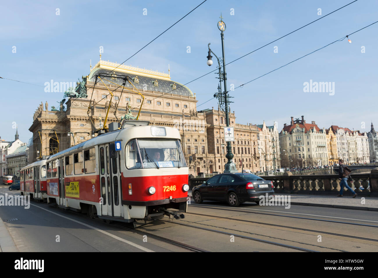 Una fermata del tram che attraversa la legione ponte di Praga, con il Teatro Nazionale di sfondo. Praga, Repubblica Ceca Foto Stock