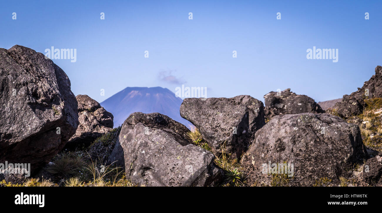Vista sul vulcano Ngauruhoe, parco nazionale di Tongariro, Nuova Zelanda Foto Stock