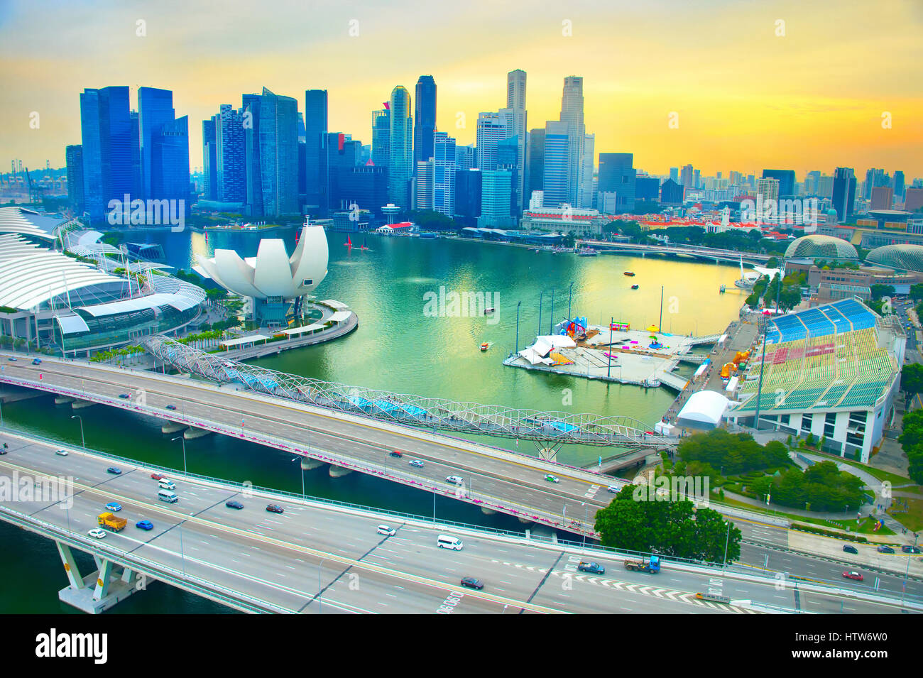 Vista dal Singapore Flyer a Singapore Downtown al tramonto Foto Stock