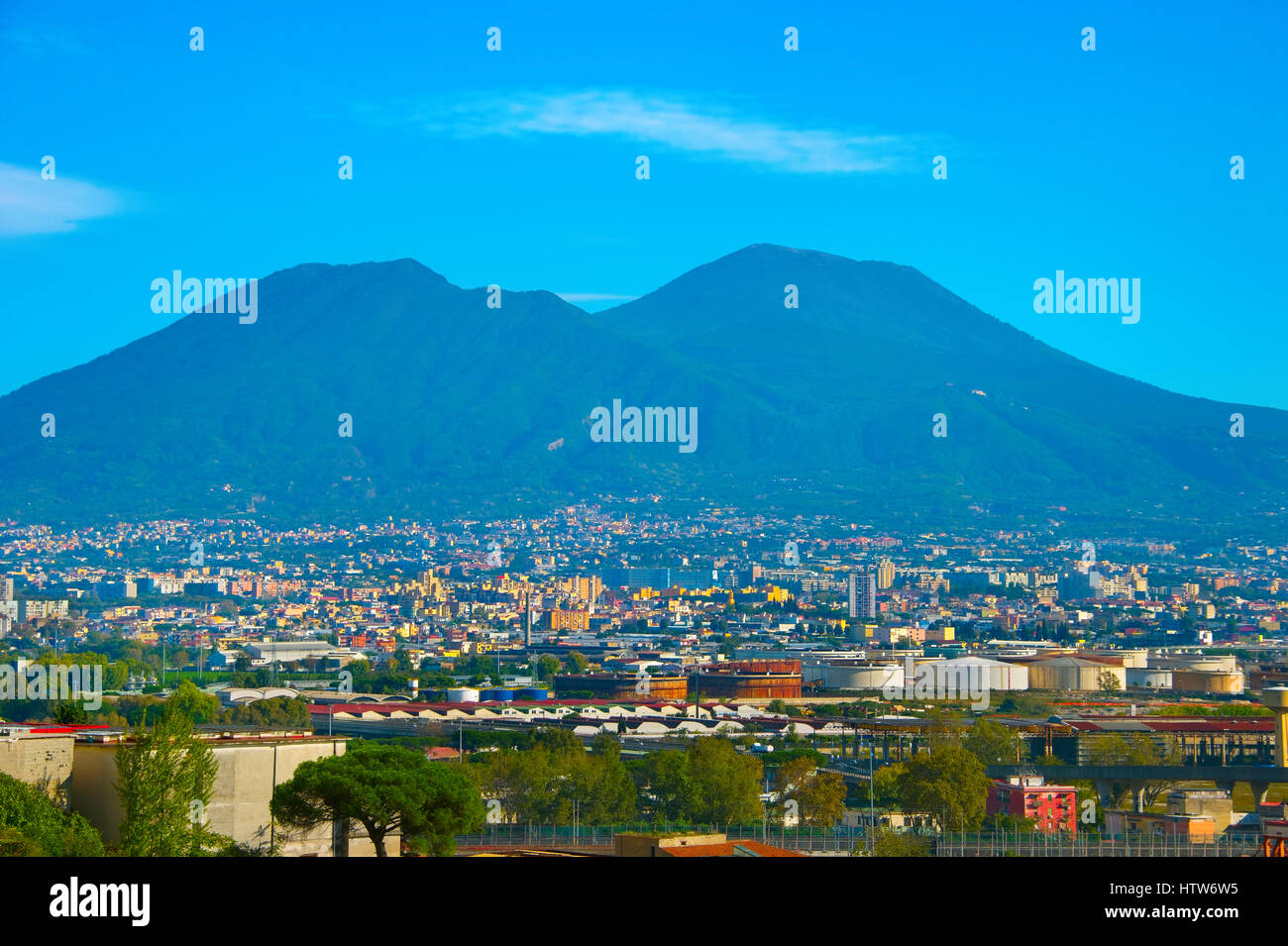 Vista del Monte Vesuvio e Napoli città su una base. Italia Foto Stock