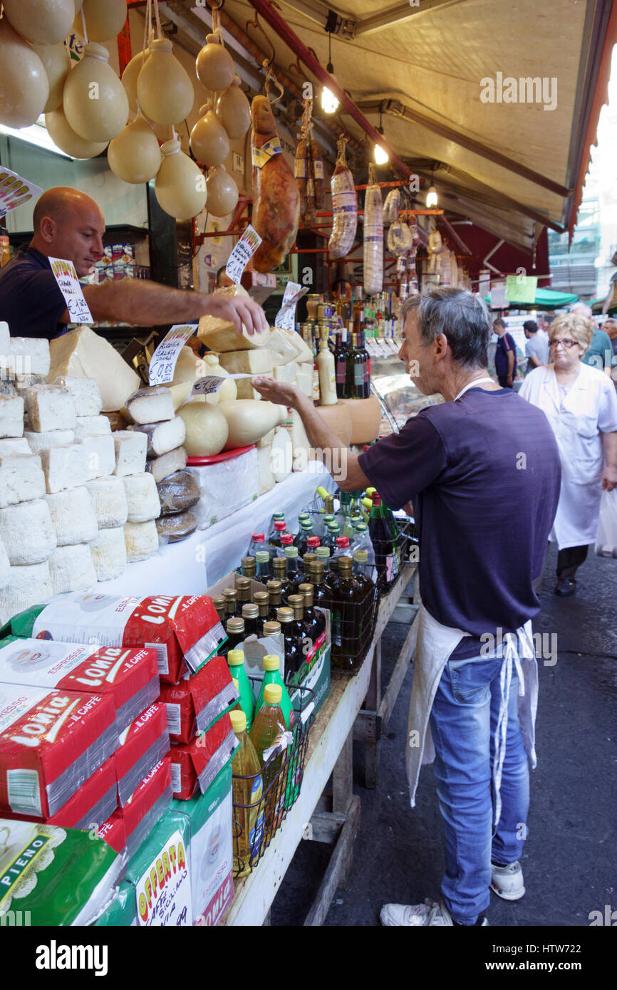L'uomo acquistare il formaggio, street market, Piazza Carlo Alberto, Catania, Sicilia, Italia Foto Stock