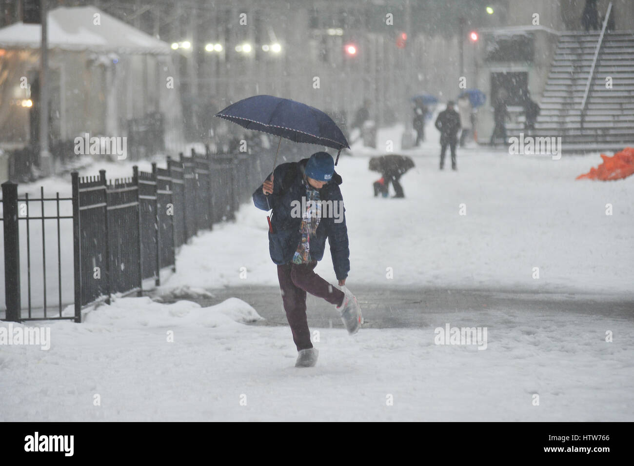 New York, Stati Uniti d'America. Xiv Mar, 2017. Wall Street albe chiuso a causa di forti nevicate. Le strade del mercato finanziario Alba con poco movimento. NYC scuole pubbliche chiusa oggi, sopra la superficie del suolo alla metropolitana servizio annullato a causa di una forte tempesta di neve di questa mattina. Credito: Luiz Roberto Lima/Pacific Press/Alamy Live News Foto Stock