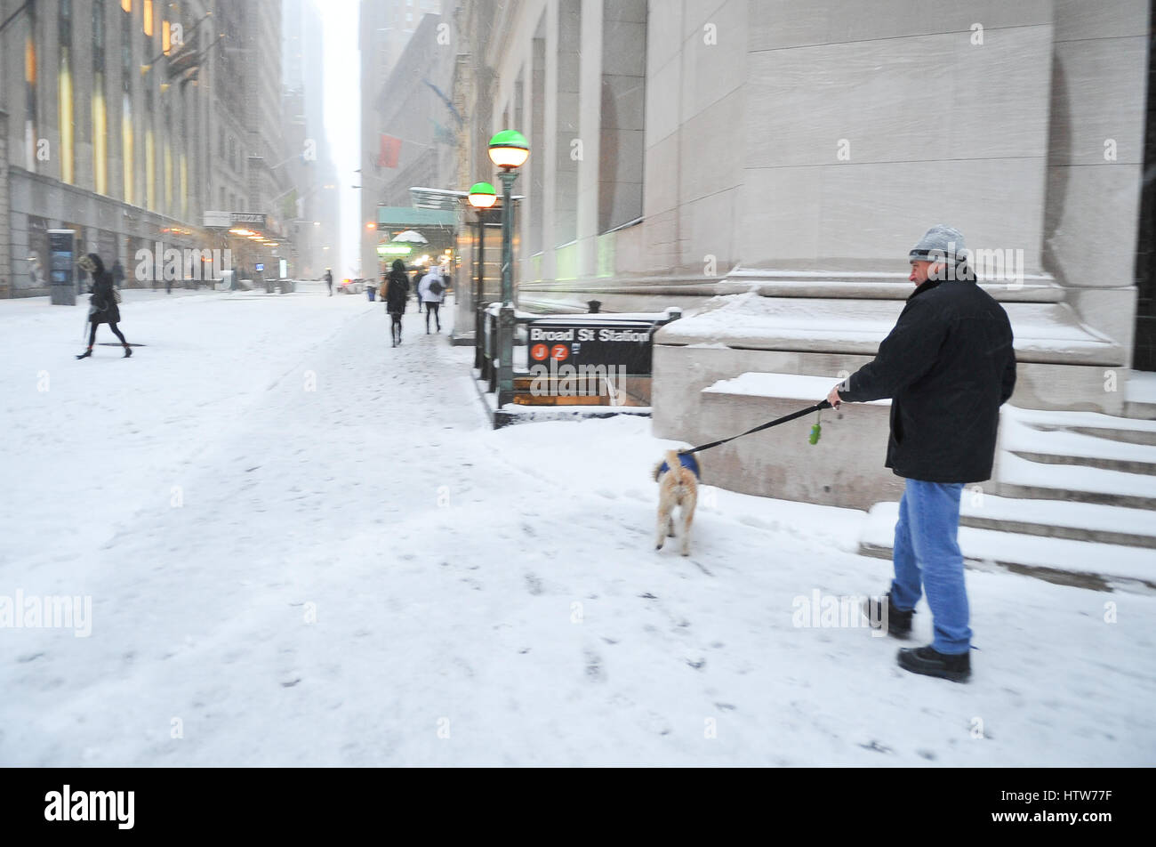 New York, Stati Uniti d'America. Xiv Mar, 2017. Wall Street albe chiuso a causa di forti nevicate. Le strade del mercato finanziario Alba con poco movimento. NYC scuole pubbliche chiusa oggi, sopra la superficie del suolo alla metropolitana servizio annullato a causa di una forte tempesta di neve di questa mattina. Credito: Luiz Roberto Lima/Pacific Press/Alamy Live News Foto Stock