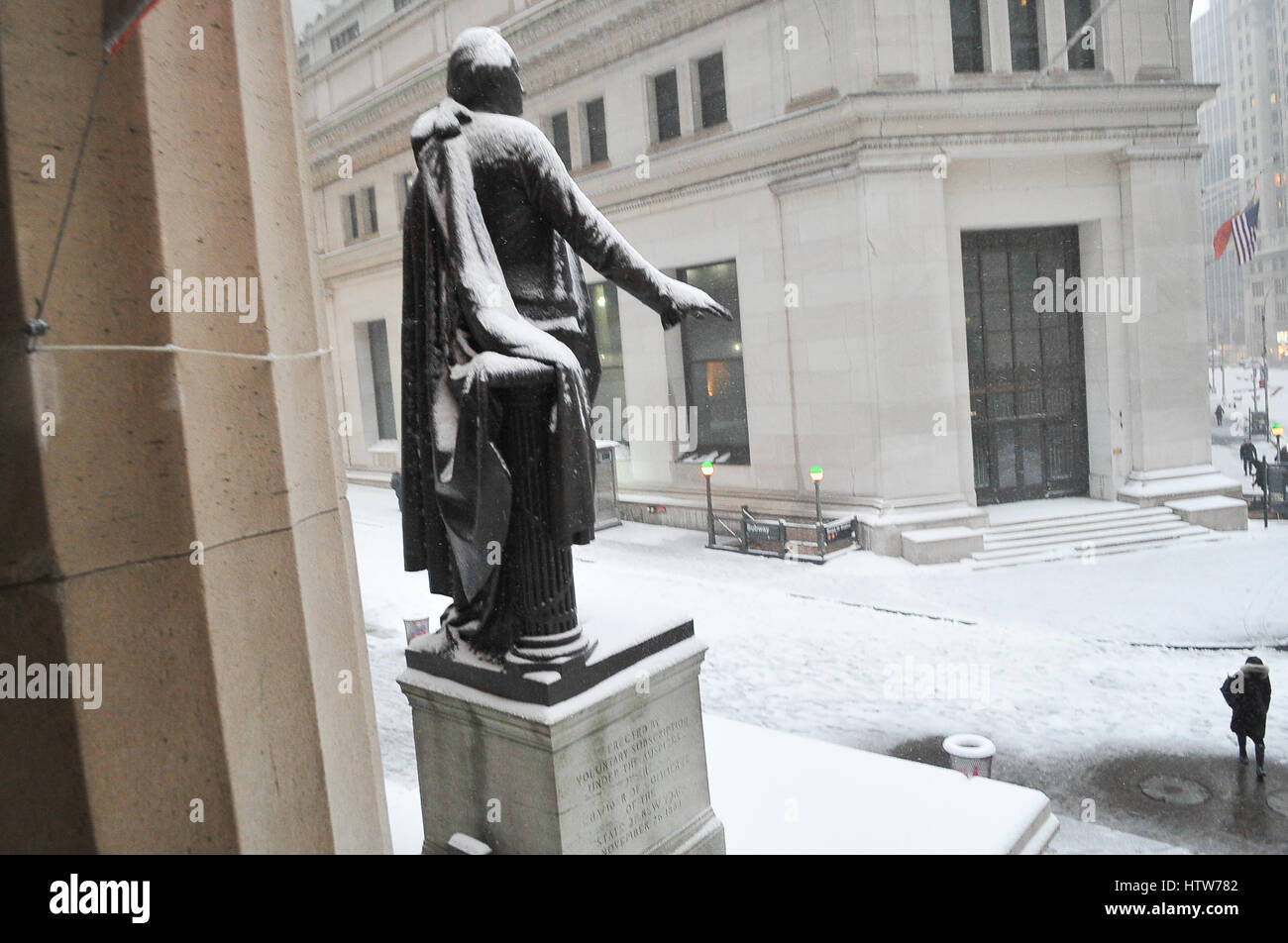 New York, Stati Uniti d'America. Xiv Mar, 2017. Wall Street albe chiuso a causa di forti nevicate. Le strade del mercato finanziario Alba con poco movimento. NYC scuole pubbliche chiusa oggi, sopra la superficie del suolo alla metropolitana servizio annullato a causa di una forte tempesta di neve di questa mattina. Credito: Luiz Roberto Lima/Pacific Press/Alamy Live News Foto Stock