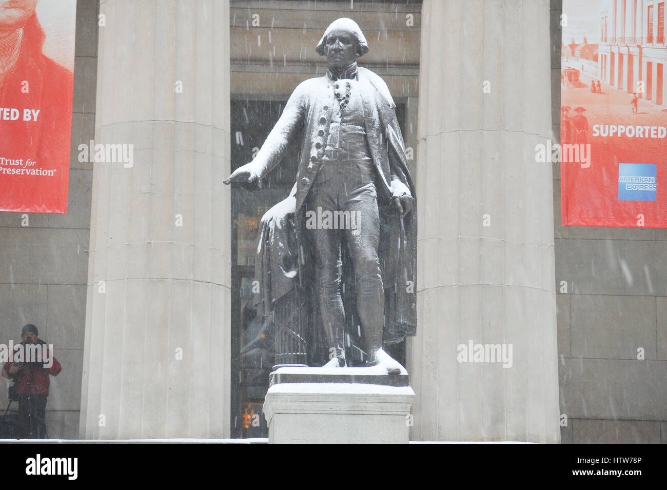 New York, Stati Uniti d'America. Xiv Mar, 2017. Wall Street albe chiuso a causa di forti nevicate. Le strade del mercato finanziario Alba con poco movimento. NYC scuole pubbliche chiusa oggi, sopra la superficie del suolo alla metropolitana servizio annullato a causa di una forte tempesta di neve di questa mattina. Credito: Luiz Roberto Lima/Pacific Press/Alamy Live News Foto Stock