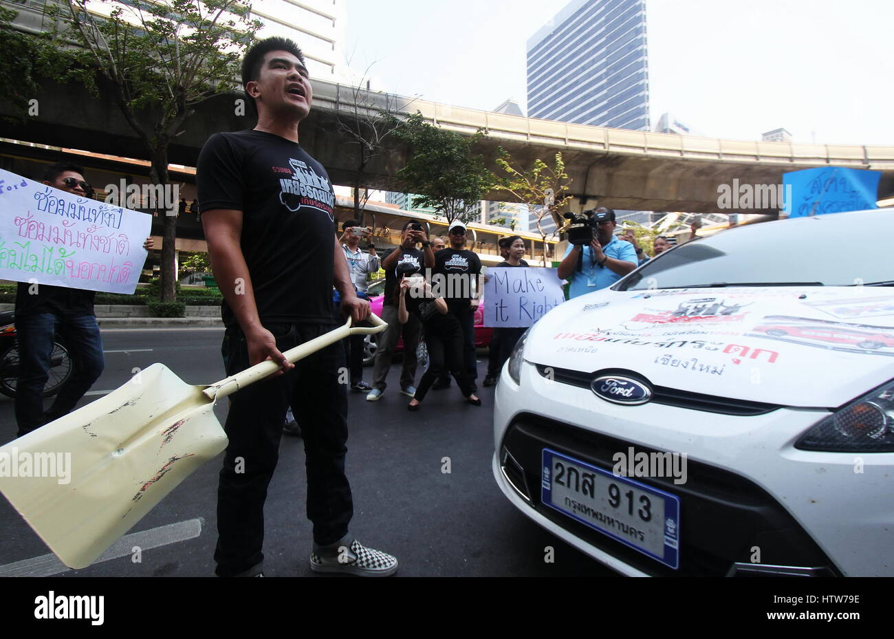 Metropolitan, Thailandia. Xiii Apr, 2017. Oltre 30 Ford Motor di clienti ha riuniti presso la parte anteriore della Ford Motor Company edificio per uffici a protestare e presentare un reclamo per il Mr.Omsin Chiwaphruek, ministro attaccato all'Ufficio del Primo Ministro, responsabile dell ufficio del consumatore Scheda di protezione (OCPB). Allo stesso tempo, hanno sollevato una protesta per essere più furiosa distruggendo la propria auto che hanno acquistato da società di mostrare quanto sono stati delusi oltre i prodotti e servizi dell azienda. Credito: Thitinun Sampiphat/Pacific Press/Alamy Live News Foto Stock