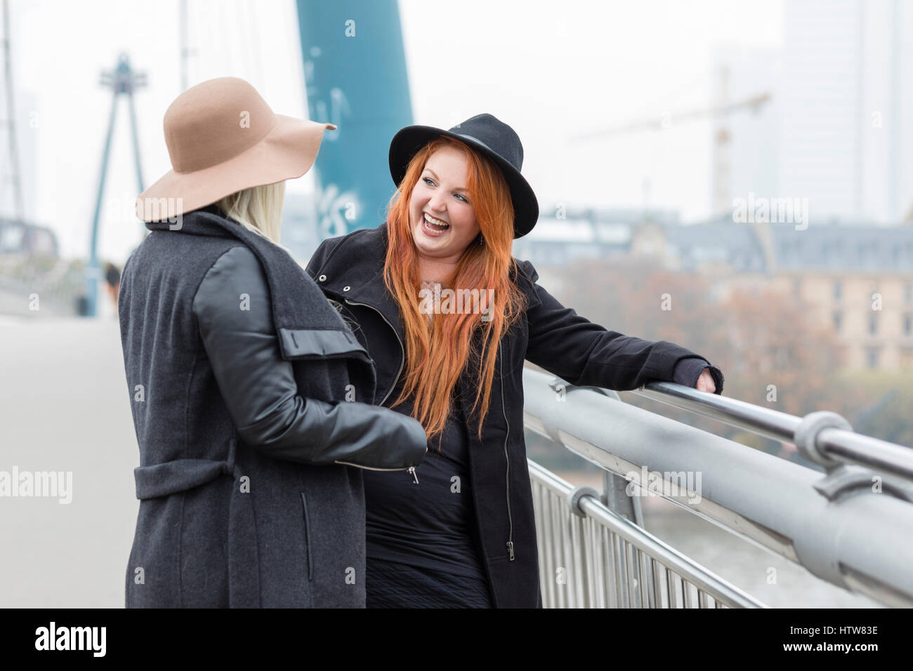 Gli amici di ridere insieme su un ponte Foto Stock