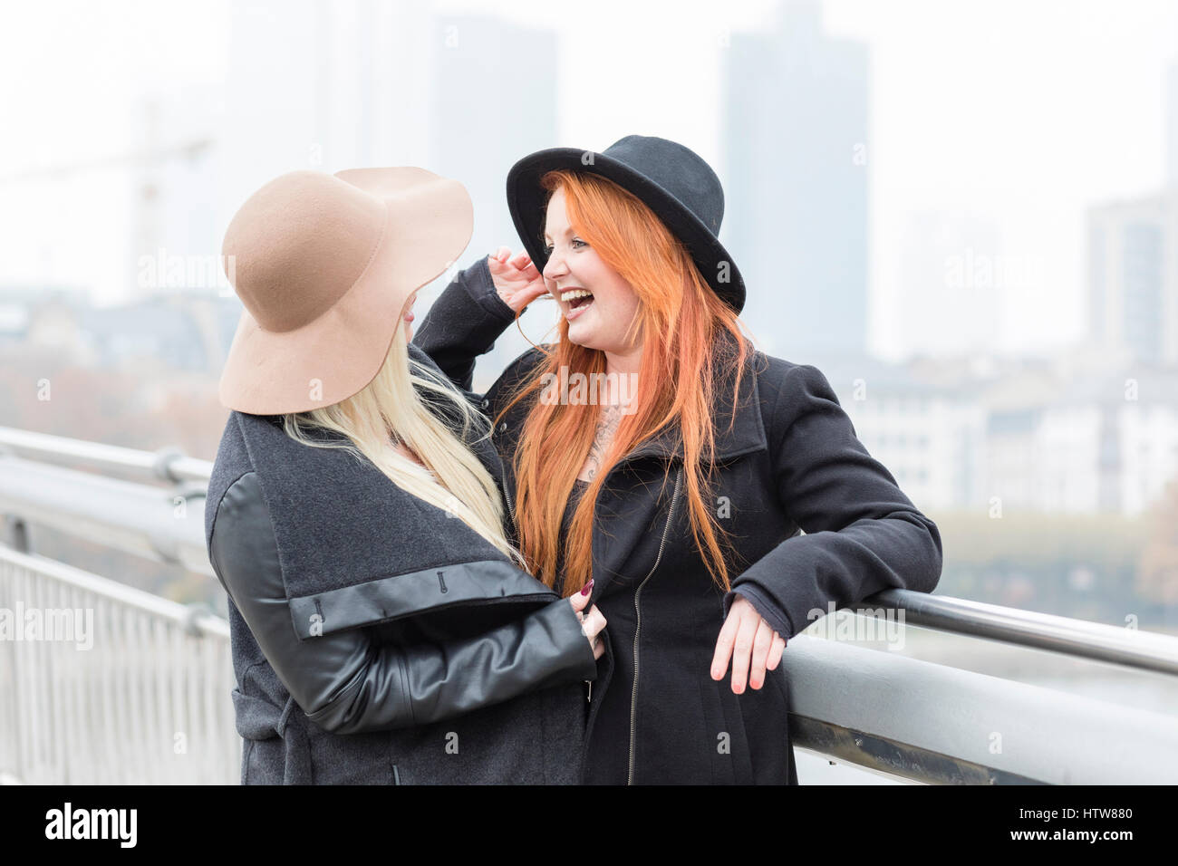 Gli amici di ridere insieme su un ponte Foto Stock